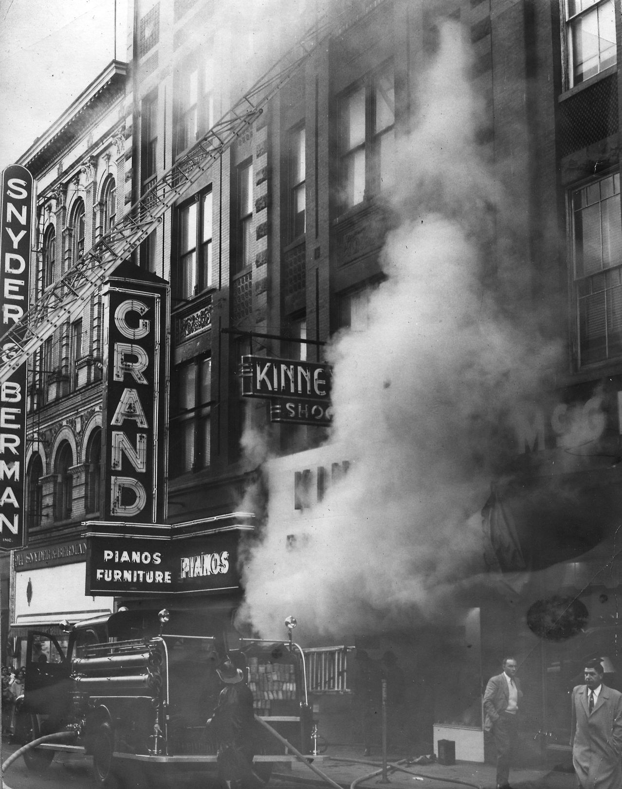 1955-12-21 Downtown fire at CR Kinney